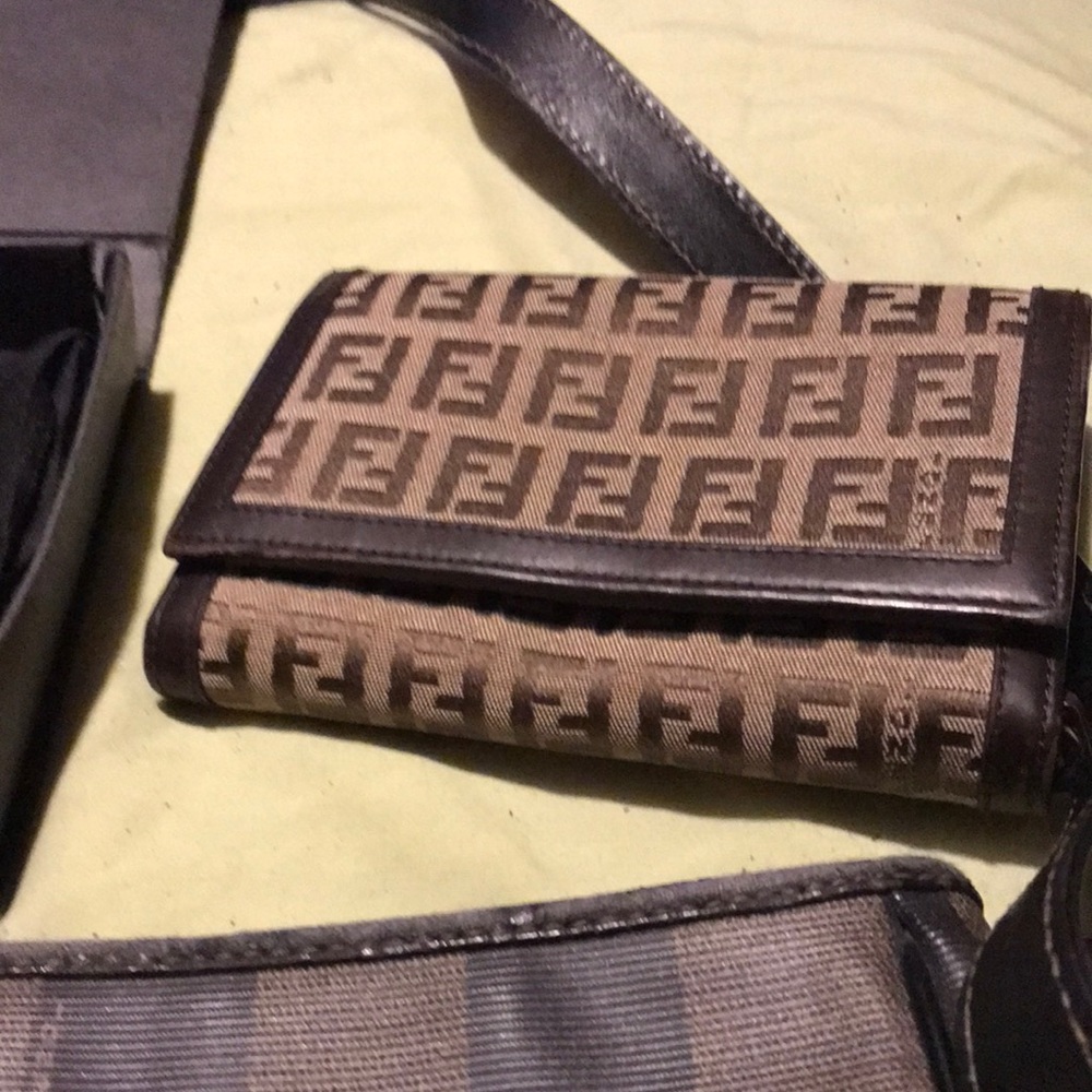 Fendi purse, wallet, dust bad with authentic proof. Make me an offer! Feeling ❤️